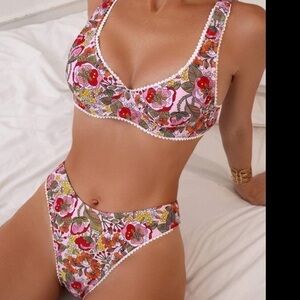 NEW💕 Floral Bikini Set size Medium swimsuit